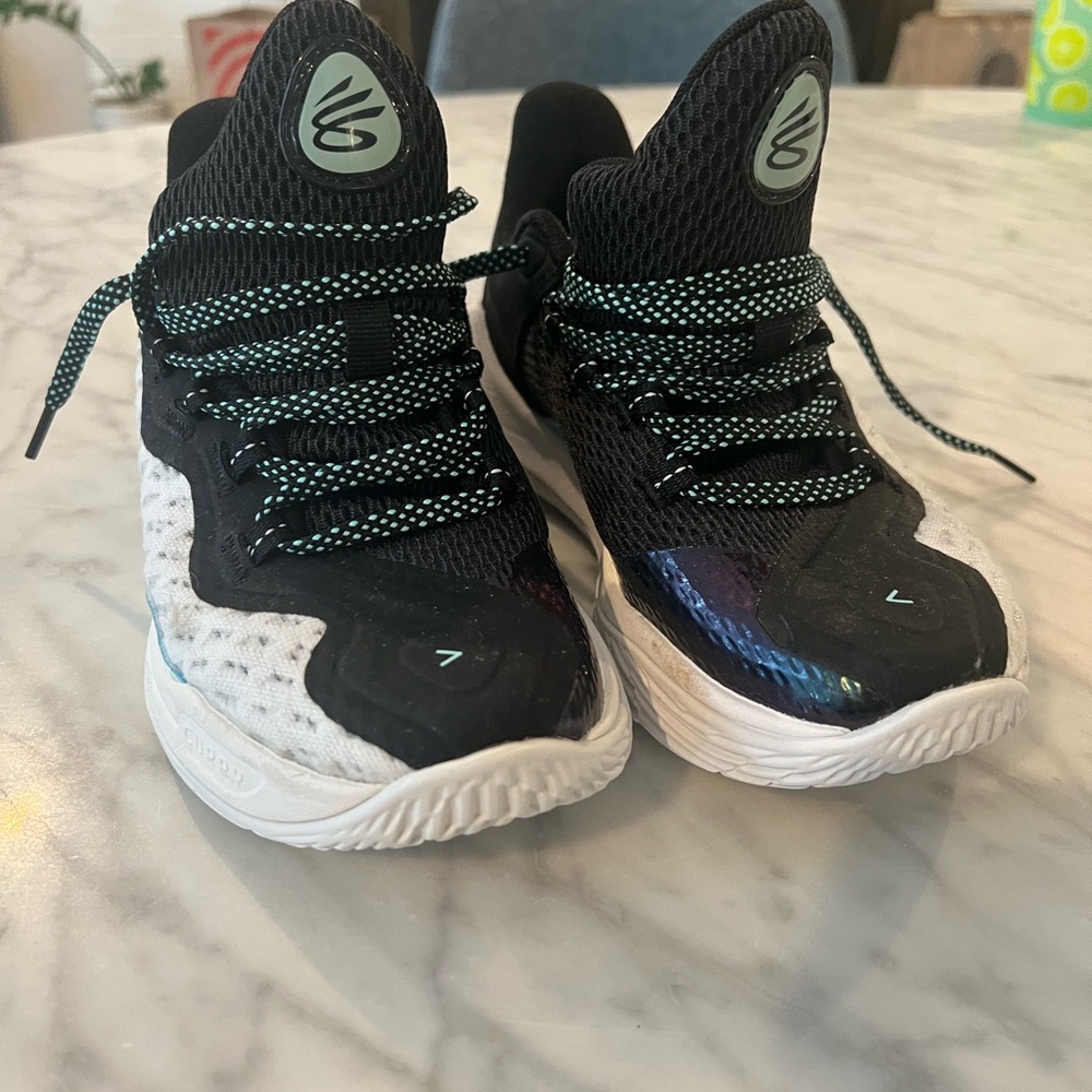 CURRY- LIKE NEW! Under Armour Kids Black and White Sneakers